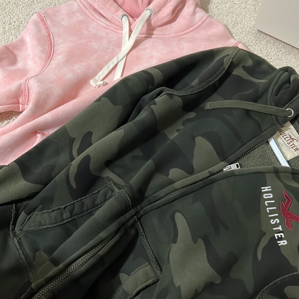 TWO HOLLISTER HOODIES (men XS)